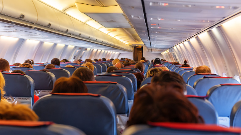 Защо повечето седалки в самолетите са сини
