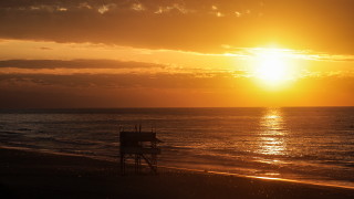 Пластмасови лентички изхвърля морето край Кара дере