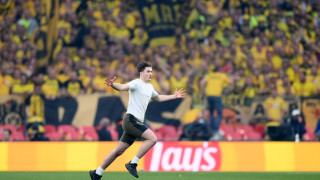 Трима от нахлулите на терена по време на финала на Шампионската лига