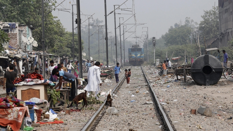Влак уби младеж в Индия заради селфи