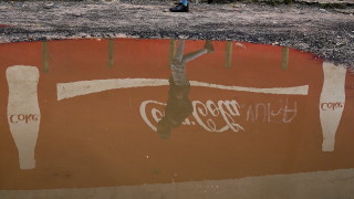 Coca Cola намалява целите си за устойчивост на опаковките разпалвайки възмущението