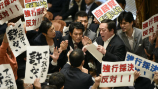 Абе увеличава ролята на японската армия, опозицията бурно протестира