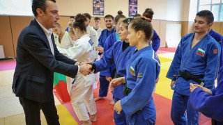 Министърът на младежта и спорта Иван Пешев изпрати с българския