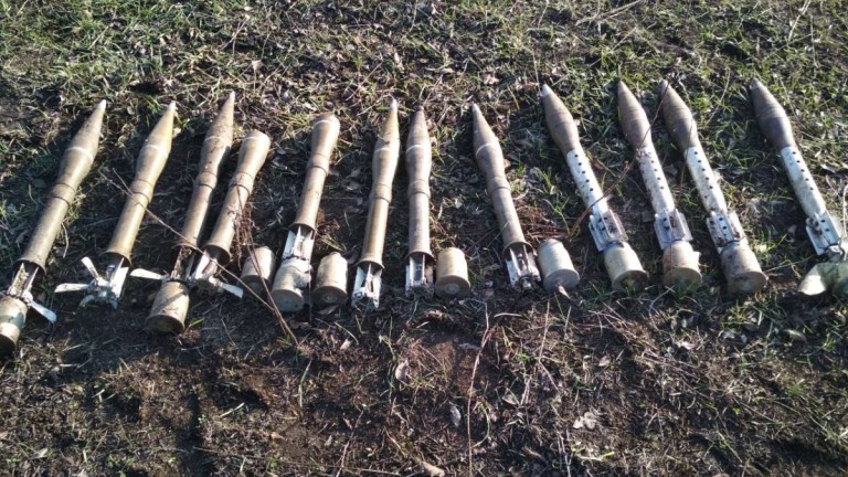 Украински граничари откриха скривалище с руско оръжие в Донбас