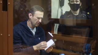 Затворен в стъклена кутия в съдебна зала в Москва руският