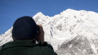 Връх на планина в австрийската провинция Тирол частично се срути