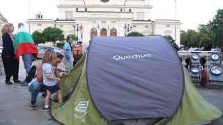 Протест срещу бетона по морето се провежда пред сградата на