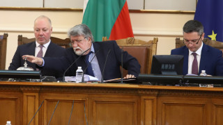 В началото на заседанието на парламента днес народните представители се