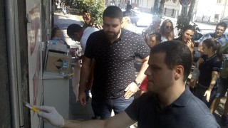 Младежи на ГЕРБ и на БСП чистиха свастики в София