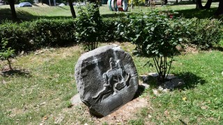 Поругаха паметника на Мадарския конник в Парка на франкофонията в