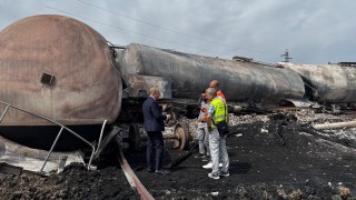 Започна изтеглянето на 22 цистерни от товарната композиция която дерайлира