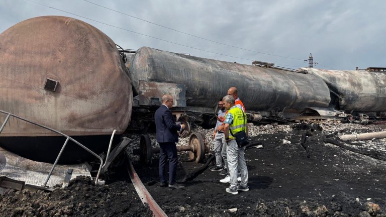 Започна изтегляне на цистерните от катастрофата с товарния влак край с. Пясъчево