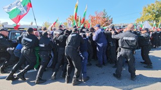 Сблъсъци между жандармерия и протестиращи на пътя за Прохода на Републиката