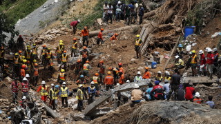 Стотици спасители продължават да издирват десетки изчезнали след огромно свлачище