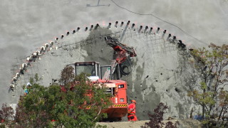 Започна изграждането на най-дългия пътен тунел в България