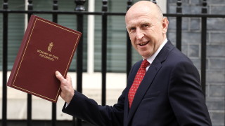 Британският министър на отбраната Джон Хийли написа статия в неделния вестник