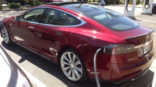 Tesla паркира в гаража с помощта на умен часовник (ВИДЕО)