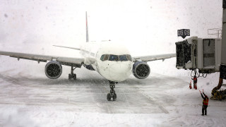 Силен сняг ниски температури заледявания мъгли И самолетът не може