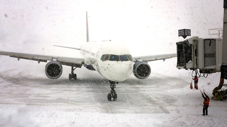 Силен сняг, ниски температури, заледявания, мъгли... И самолетът не може