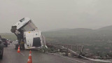 Обърнат камион затапи АМ "Хемус"