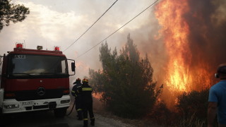 Големи пожари бушуват в Гърция а ситуацията е допълнително усложнена